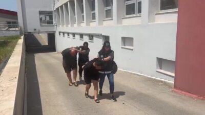 Adana’da, polis ekipleri tarafından durdurulan bir tırın sürücü kabininde 24