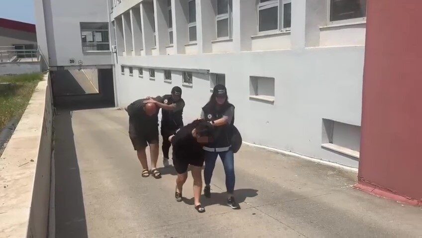 Adana’da, polis ekipleri tarafından durdurulan bir tırın sürücü kabininde 24