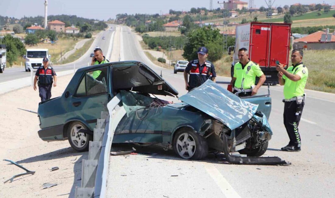Karaman’da bir Tofaş otomobilin demir bariyerlere çarpması sonucu meydana gelen