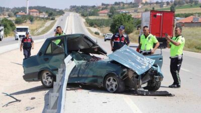Karaman’da bir Tofaş otomobilin demir bariyerlere çarpması sonucu meydana gelen
