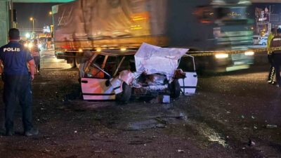 Adana’nın Pozantı ilçesinde meydana gelen trafik kazasında, trafik ışıklarında bekleyen