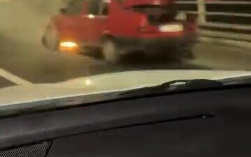 Eskişehir’de bir köprünün üzerinden ilerlerken motor bölümünde alevler yükselen bir