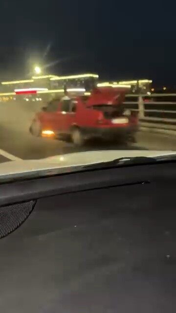 Eskişehir’de bir köprünün üzerinden ilerlerken motor bölümünde alevler yükselen bir