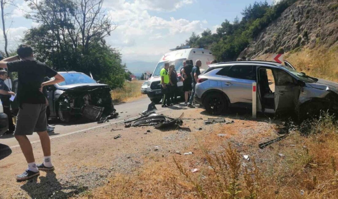 Niksar ilçesinde meydana gelen trafik kazasında iki aracın çarpışması sonucu