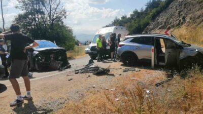 Niksar ilçesinde meydana gelen trafik kazasında iki aracın çarpışması sonucu