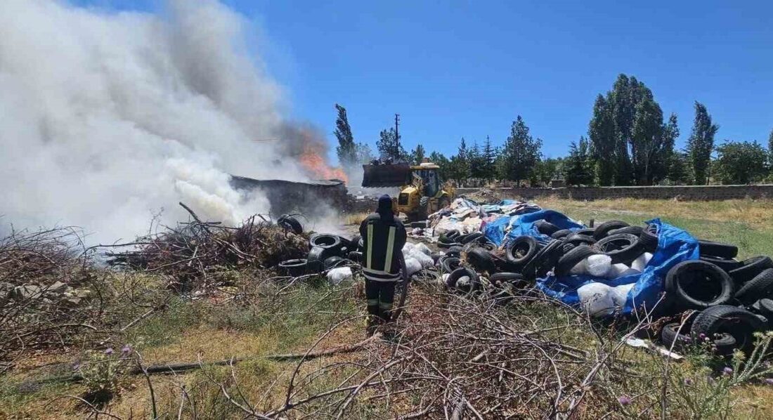 Tomarza ilçesinde bulunan eski araç lastiklerinin depo edildiği alanda çıkan