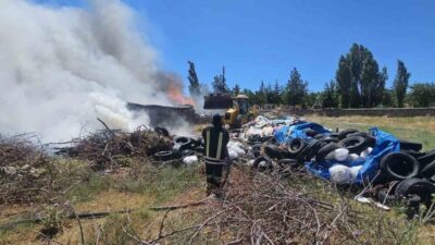 Tomarza ilçesinde bulunan eski araç lastiklerinin depo edildiği alanda çıkan