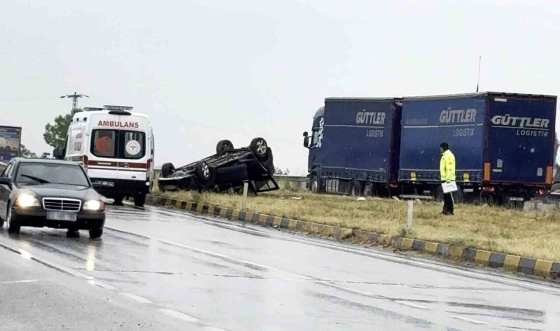 Kastamonu’nun Tosya ilçesinde meydana gelen şiddetli yağış sonucu kayganlaşan yolda