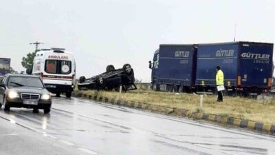 Kastamonu’nun Tosya ilçesinde meydana gelen şiddetli yağış sonucu kayganlaşan yolda