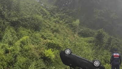 Akçaabat ilçesinde meydana gelen trafik kazasında, otomobilin uçuruma yuvarlanması sonucu