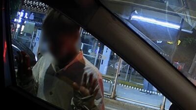 Eskişehir’de, Tepebaşı ilçesi Yenibağlar Mahallesi Üniversite Caddesi’nde trafik ışıklarında bekleyen