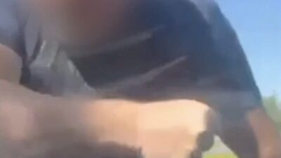 Kayseri’nin trafik polisleri, bir araçtan inerek karşı taraftaki otomobile tekme