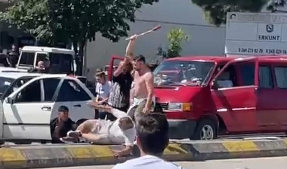Adapazarı ilçesinde, aralarında husumet bulunduğu iddia edilen kişiler arasında trafikte