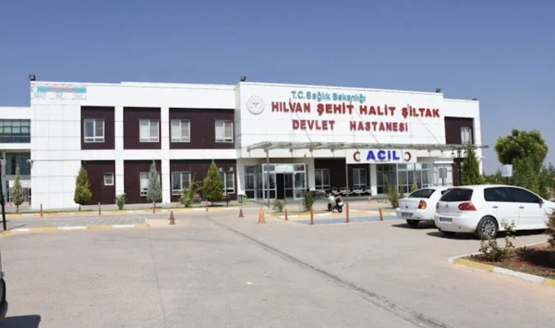 Hilvan ilçesinde meydana gelen bir traktör kazasında ağır yaralanan ve
