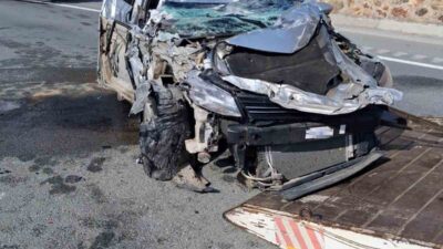 Gümüşhane’de, bir otomobil tünel çıkışında bir kamyonla çarpışarak devrildi ve