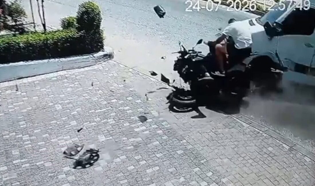 Manavgat ilçesinde meydana gelen trafik kazasında, motosiklet ile tur minibüsü