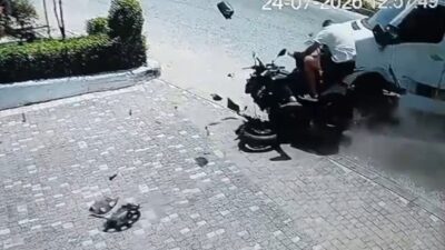 Manavgat ilçesinde meydana gelen trafik kazasında, motosiklet ile tur minibüsü