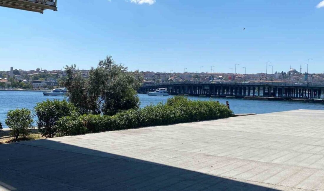 İstanbul Haliç’te, Atatürk Köprüsü’nün altından geçen bir tur teknesinde meydana