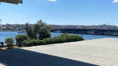 İstanbul Haliç’te, Atatürk Köprüsü’nün altından geçen bir tur teknesinde meydana