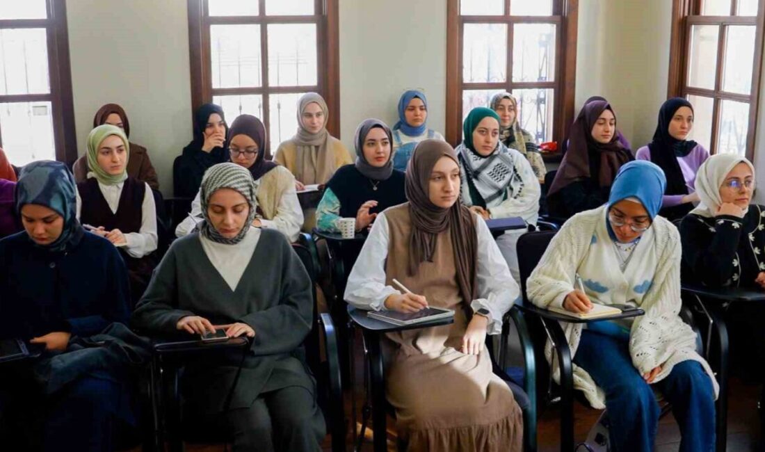 TÜRGEV’in burs ve yetenek yönetimi programlarından faydalanan genç kızlar, savunma