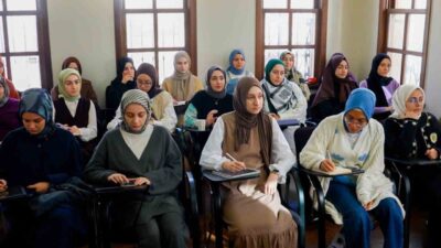 TÜRGEV’in burs ve yetenek yönetimi programlarından faydalanan genç kızlar, savunma