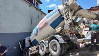 Ümraniye ilçesinde meydana gelen bir trafik kazasında, yokuş aşağı seyir
