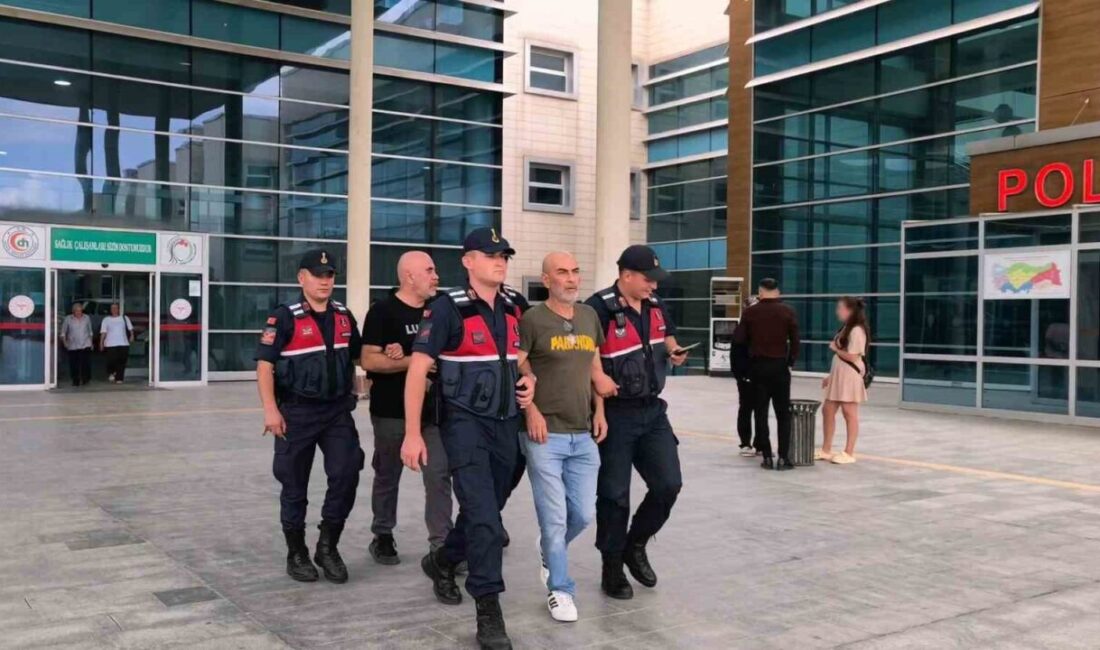 Ünlü yönetmen Ezel Akay ve müzisyen kardeşi Eren Kazım Akay,