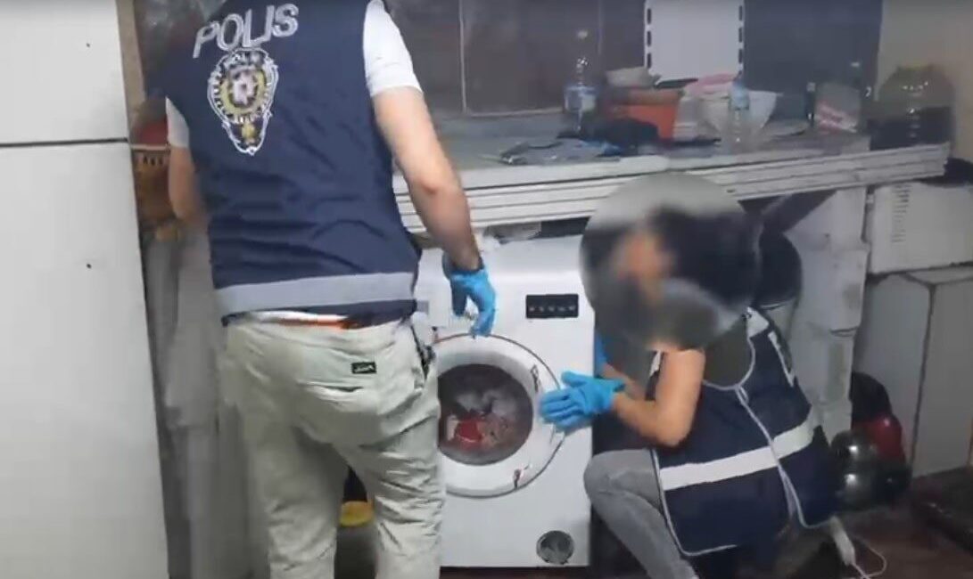 İzmir’in Urla ilçesinde polis ekipleri tarafından gerçekleştirilen eş zamanlı uyuşturucu