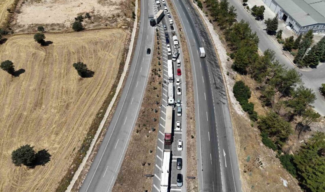 Uşak’ta meydana gelen olayda, domates yüklü bir kamyonun çekici üzerinde