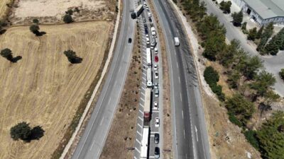 Uşak’ta meydana gelen olayda, domates yüklü bir kamyonun çekici üzerinde