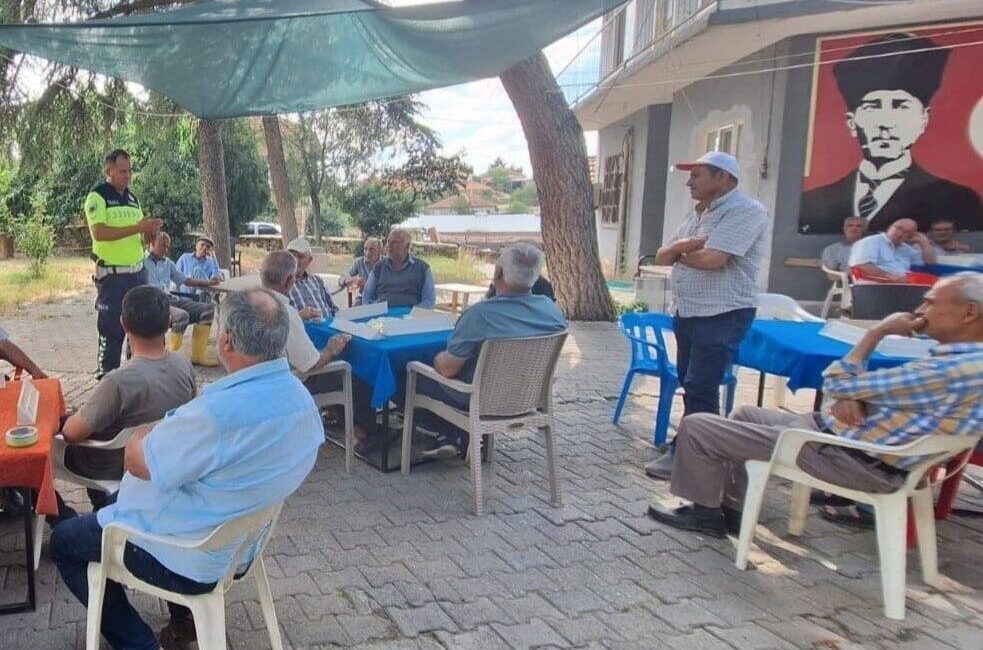 Uşak İl Jandarma Komutanlığı’na bağlı ekipler, traktör kazalarını önlemek amacıyla