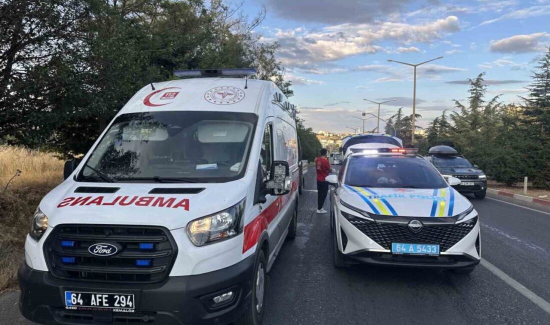 Uşak’ta meydana gelen trafik kazasında otomobilin tırın dorsesine çarpması sonucu