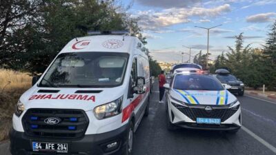 Uşak’ta meydana gelen trafik kazasında otomobilin tırın dorsesine çarpması sonucu