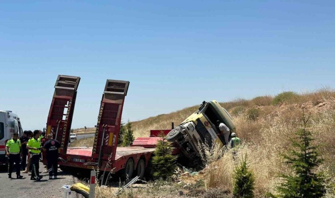 Uşak’ta meydana gelen trafik kazasında kontrolden çıkan bir tır şarampole