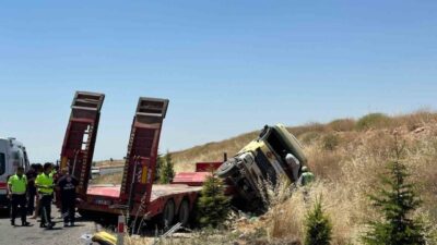 Uşak’ta meydana gelen trafik kazasında kontrolden çıkan bir tır şarampole