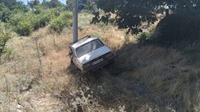 Uşak’ta, sürücüsü direksiyon hakimiyetini kaybeden bir otomobilin elektrik direğine çarpması