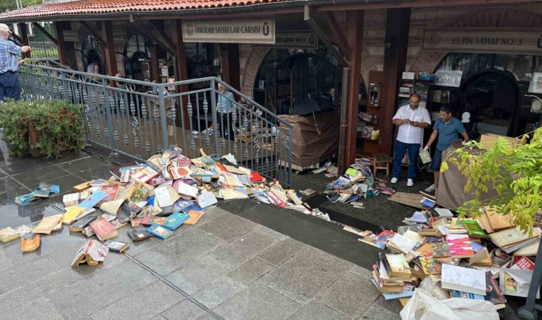 İstanbul’un bugün yaşadığı şiddetli yağışlar, Üsküdar Meydanı’nda su baskınlarına neden
