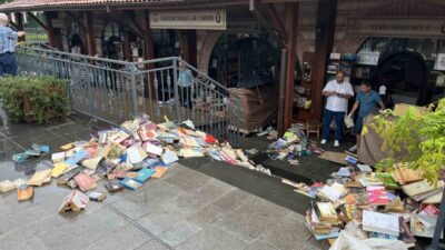 İstanbul’un bugün yaşadığı şiddetli yağışlar, Üsküdar Meydanı’nda su baskınlarına neden