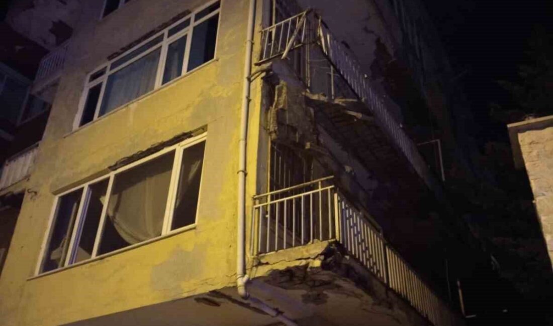 Üsküdar’da bulunan dört katlı bir binanın ikinci katındaki balkon, henüz