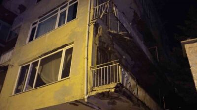 Üsküdar’da bulunan dört katlı bir binanın ikinci katındaki balkon, henüz