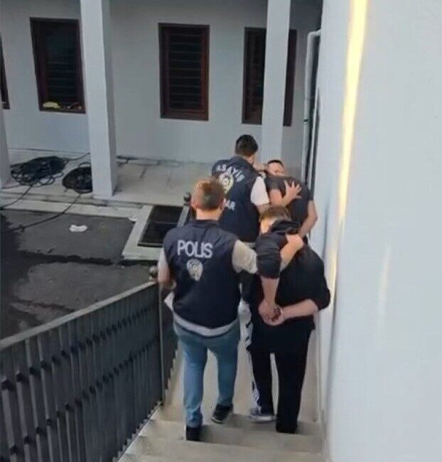 Üsküdar ilçesinde gerçekleştirilen uyuşturucu operasyonunda 1 kilo 816 gram uyuşturucu