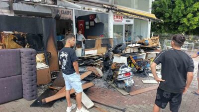 Manavgat ilçesindeki bir mobilya döşeme atölyesinde çıkan yangın, hızlı itfaiye