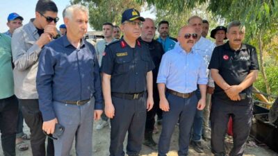 Aydın’ın İncirliova ilçesinde Büyük Menderes Nehri’nde serinlemek için suya giren