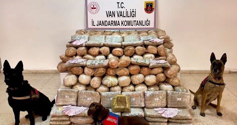 Van’da gerçekleştirilen jandarma operasyonunda 333 kilogram skunk maddesi bulundu ve