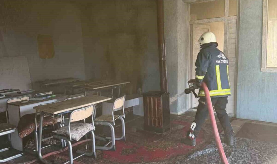 Çaldıran ilçesindeki bir Kur’an kursunda meydana gelen yangın, itfaiye ekipleri