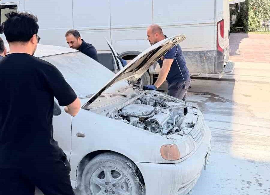 Van’ın Tuşba ilçesinde seyir halindeki bir otomobilin motoru, İskele Caddesi’nde