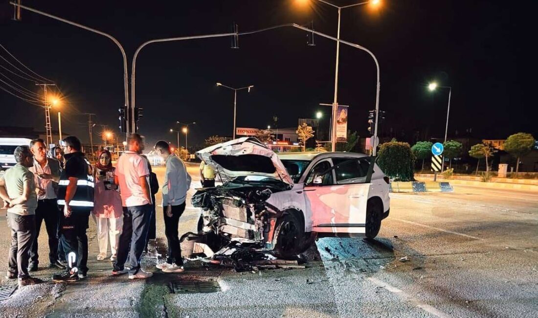 Van’ın Edremit ilçesinde meydana gelen bir trafik kazasında, iki otomobil
