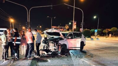 Van’ın Edremit ilçesinde meydana gelen bir trafik kazasında, iki otomobil