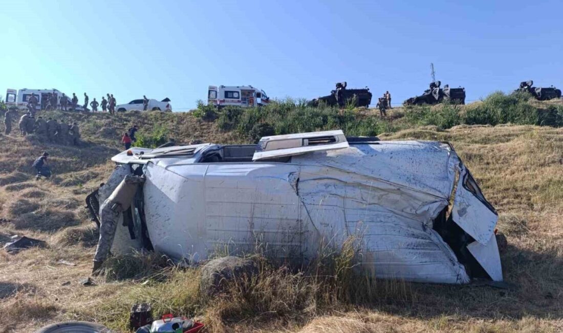 Van-Erciş karayolunda bir minibüsün şarampole devrilmesi sonucu meydana gelen trafik