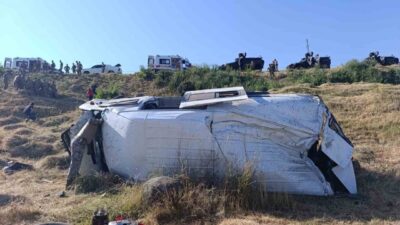 Van-Erciş karayolunda bir minibüsün şarampole devrilmesi sonucu meydana gelen trafik
